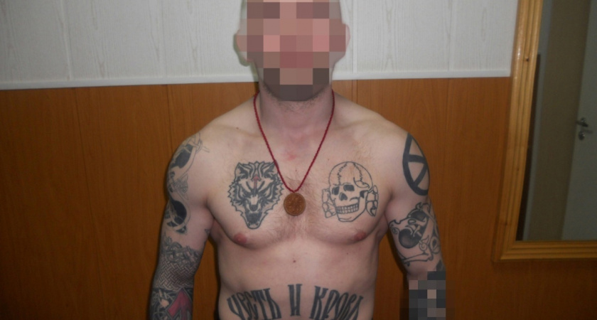 Свастика на щеке: в Кировской области мужчина стал фигурантом уголовного дела из-за татуировки