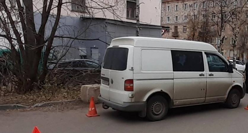 В Кирове во дворе дома на Карла Маркса женщина оказалась под колесами Volkswagen