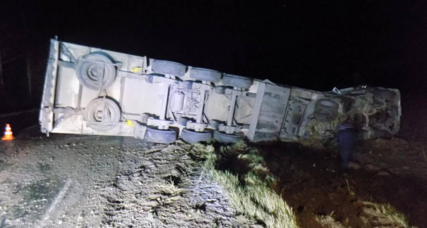 На трассе "Вятка" перевернулась фура: есть пострадавшие