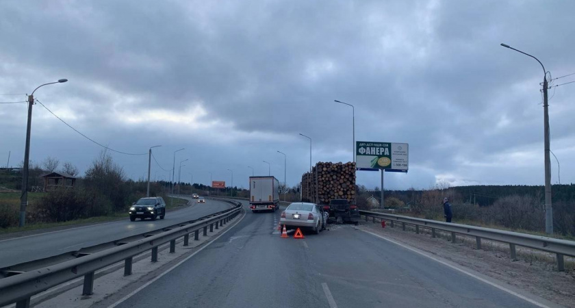 Могло закончится, как в "Пункте назначения": в Кирове мужчина на Volkswagen врезался в лесовоз