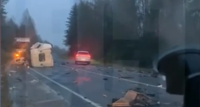 Погибли два водителя грузовиков: в чем причины трагических ДТП с фурами в Кировской области