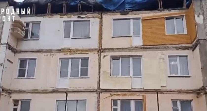 За месяц до зимы жильцы трехэтажки в Суне остались без крыши и балконов 