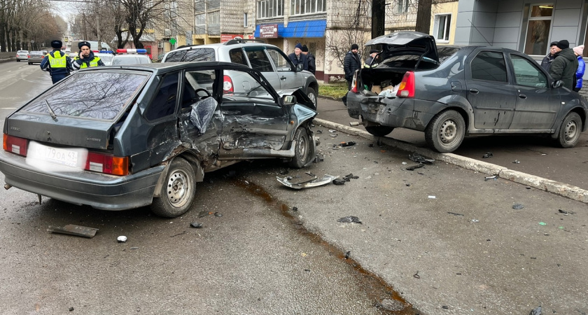 В Кирове на Октябрьском проспекте произошло массовое ДТП