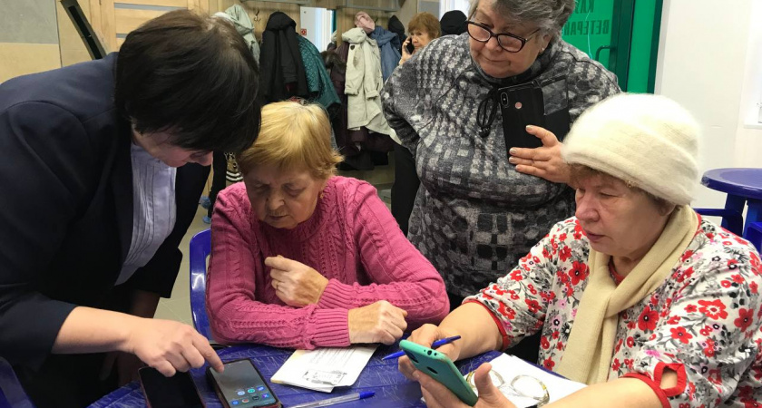 "ЭнергосбыТ Плюс" провел обучение по цифровой грамотности для старшего поколения