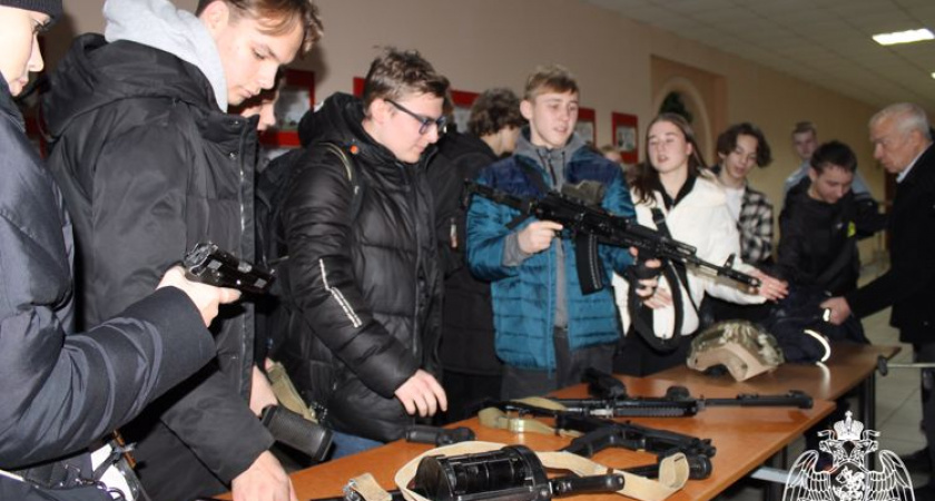Кировским школьникам и студентам показали оружие и рассказали, как обезвредить бомбу