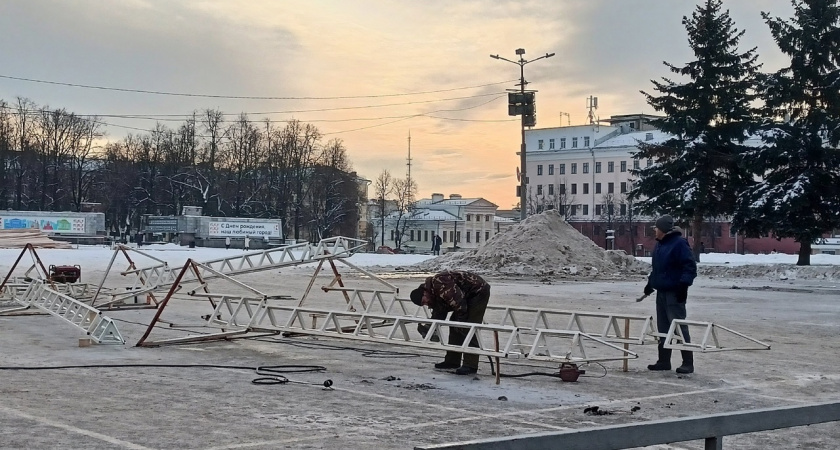 В Кирове на Театральной площади начали монтировать новогодние конструкции