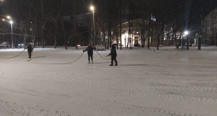 В парке имени Гагарина в Кирове начали заливать каток