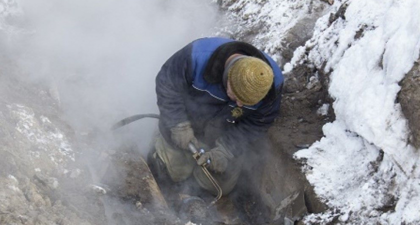В Кирове на перекрестке улиц Р. Люксембург и Свободы устраняют аварию на водопроводе