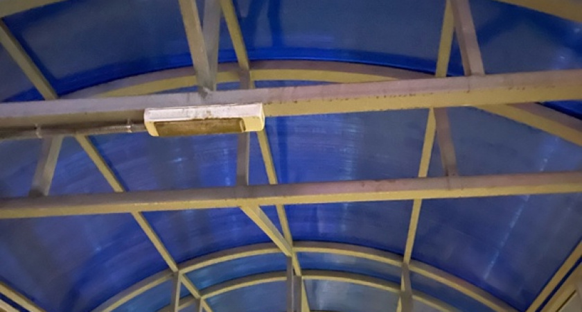 Пугающая темнота: кировчане жалуются властям на отсутствие света в надземном переходе на Ленина