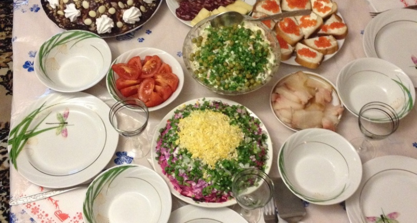 Традиционное новогоднее блюдо станет деликатесом: какой салат обойдется в 520 рублей за 4 порции?