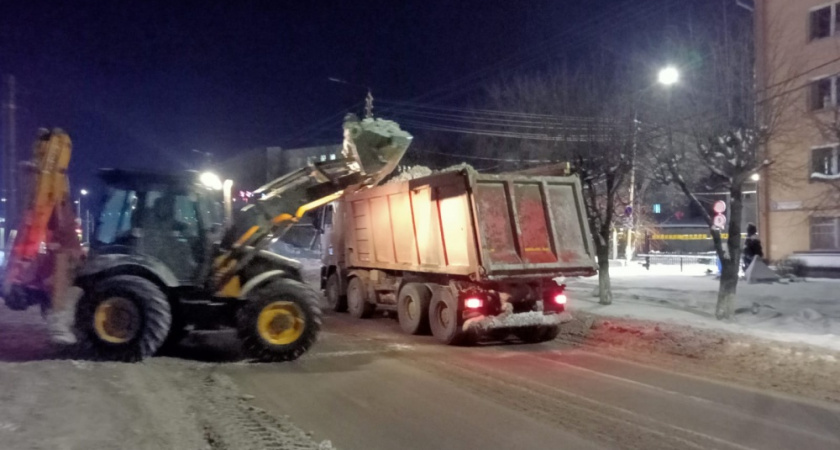 Где лучше не парковаться: известно, откуда вывезут снег 15 декабря в Кирове