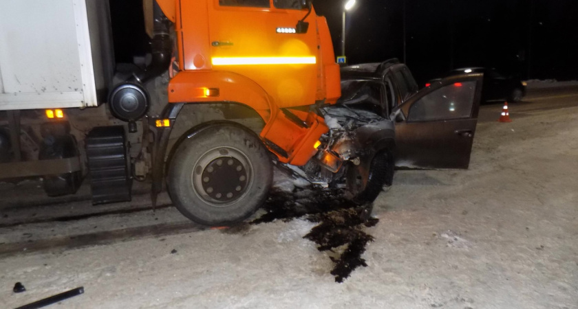 В Кировской области столкновение с КАмаЗ смяло кроссовер: есть пострадавшие