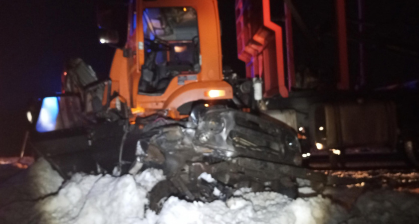 От УАЗ осталась груда металла: в Кировской области грузовик полностью смял внедорожник