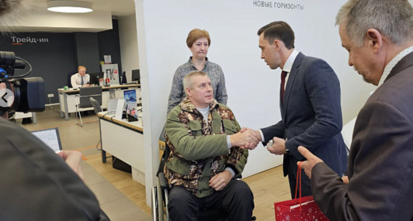 Семь жителей Кировской области получили от государства ключи от новых авто