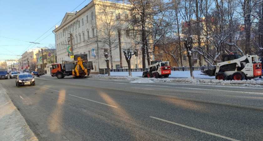 Известно с каких территорий вывезут снег в Кирове с 10 по 11 января