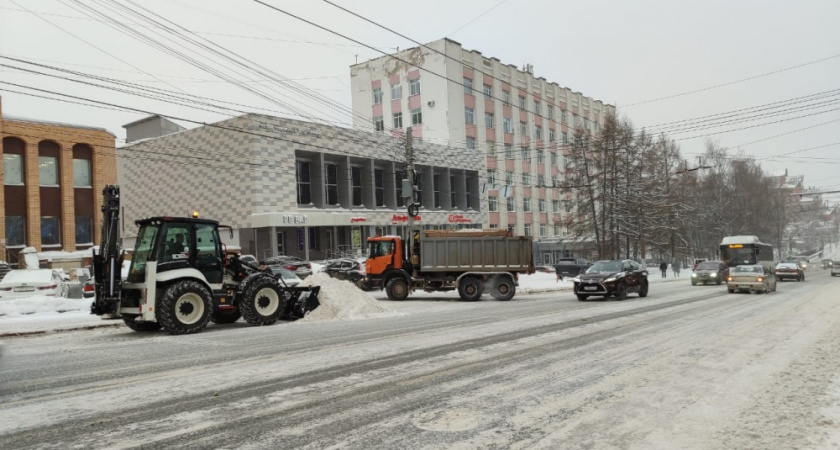 Где лучше не парковаться: опубликован график вывоза снега в Кирове на 12-13 января