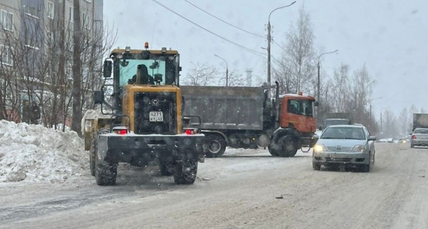 Известно, с каких территорий в Кирове уберут снег с 15 по 16 января