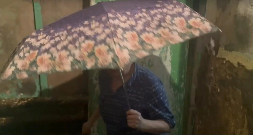 В одном из кировских домов жители ходят в туалет с зонтами
