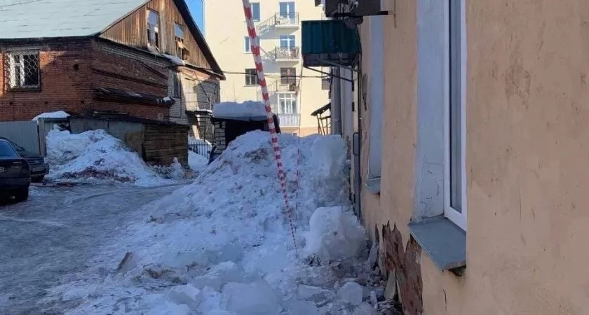 В Кирове с крыши дома на человека упала глыба снега