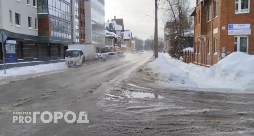Фото к статье: В Кирове из-за аварии затопило улицу МОПРа
