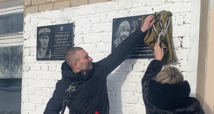 В Кировской области открыли еще одну мемориальную доску в память о бойце СВО