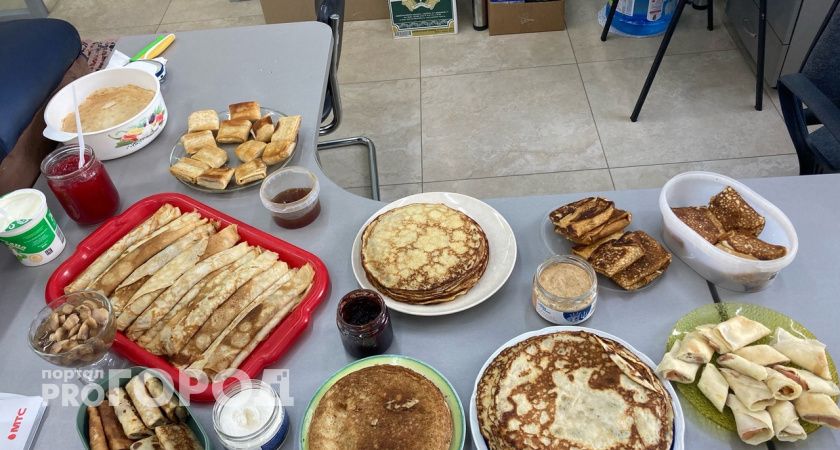 Гости точно оценят: легкий рецепт тонких старорусских блинов на Масленицу