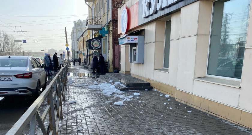 На женщину рухнула ледяная глыба улице Ленина в Кирове
