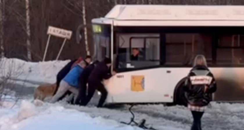 В Слободском районе рейсовый автобус не доехал до конечной точки, застряв на разбитой дороге