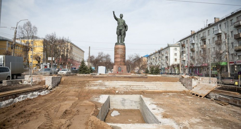 В городе начались работы по благоустройству территории около памятника Кирову