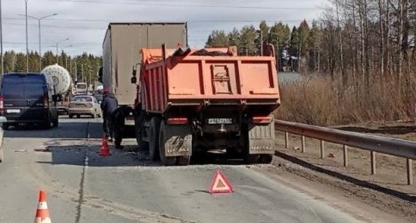 В Кирове на Советском тракте ограничили движение из-за аварии двух грузовиков