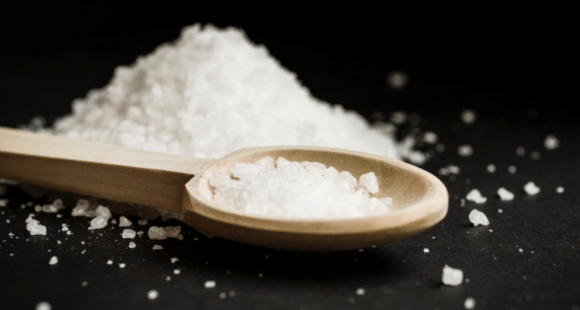 Посыпьте соль у порога и спите спокойно, беды обойдут ваш дом: старая хитрость актуальна и сегодня