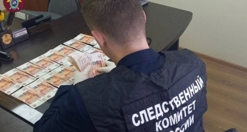 В Кирове глава УК фиктивно трудоустроил жену и перечислял ей деньги жильцов дома