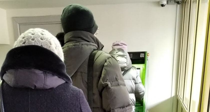 Неизвестный снимал деньги с банковской карты жителя Кировской области 