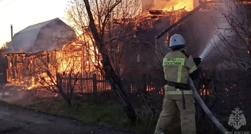 Ранним утром сгорел жилой дом в Котельниче: что известно о пострадавших