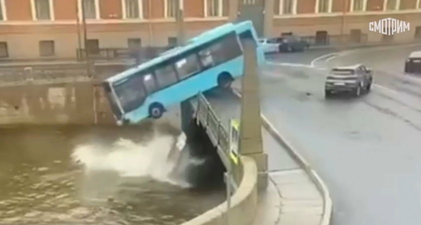 Трагедия в Санкт-Петербурге: автобус выехал за ограждения и упал с моста, есть погибшие