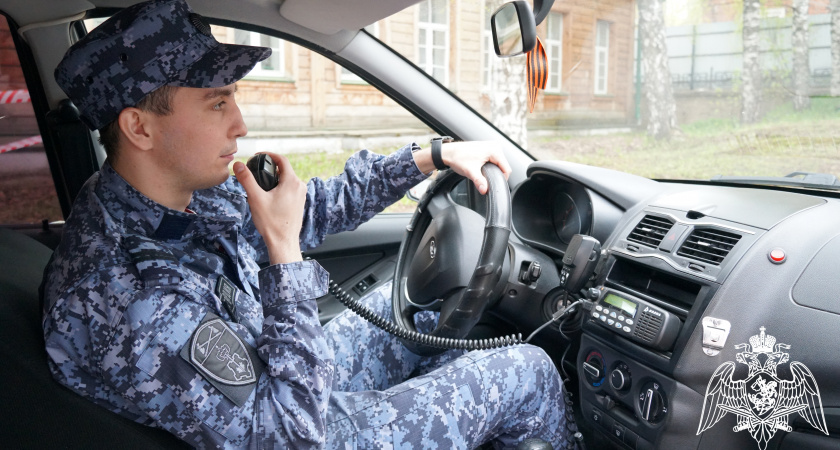 Кировские росгвардейцы ночью встретили раздетого мужчину