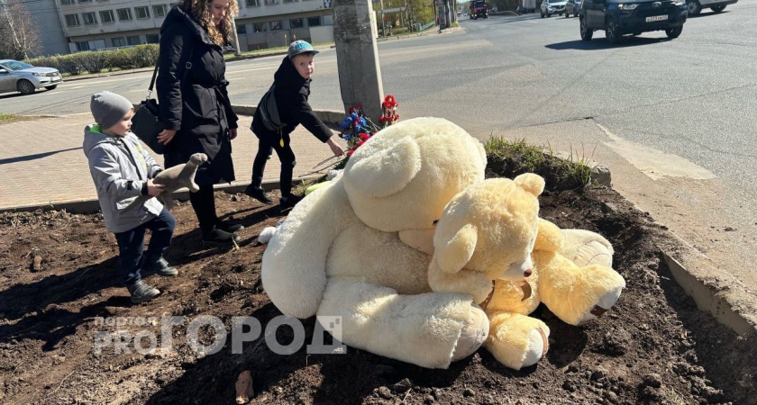 Кировчане несут цветы и игрушки на место, где в ДТП погиб 9-летний мальчик