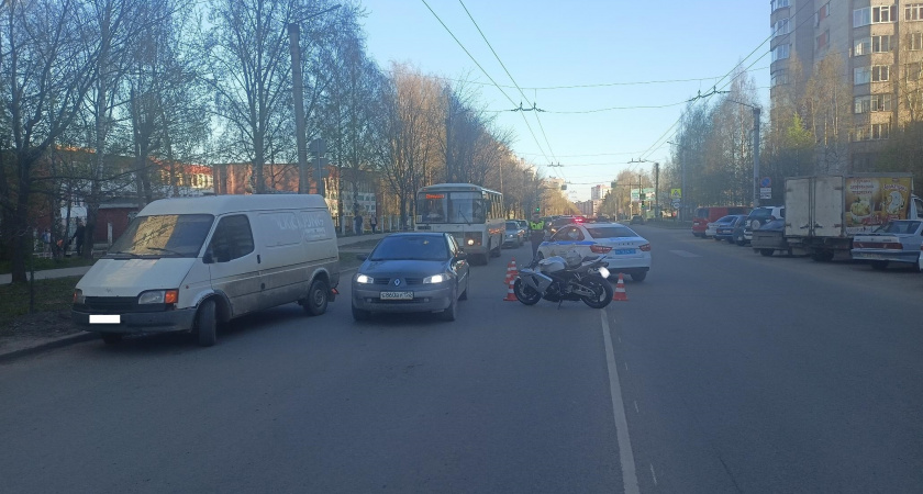 В Кирове на проспекте Строителей мотоциклист оказался под колесами машины