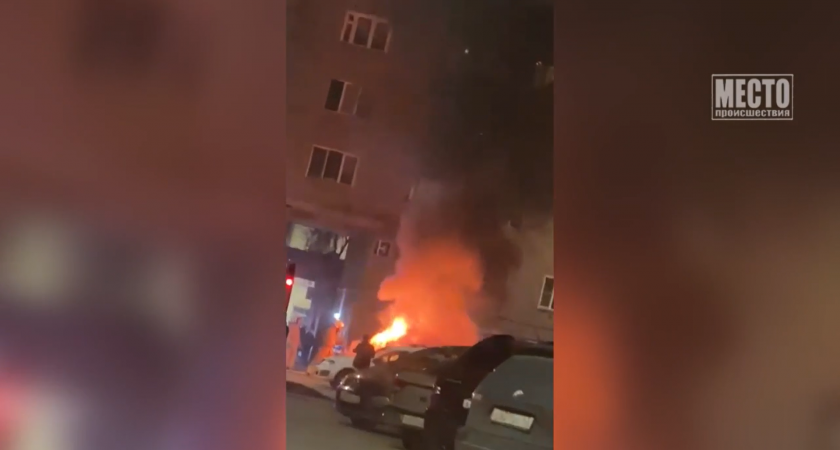 В центре Кирова среди ночи вспыхнула Lada Niva: что осталось от машины