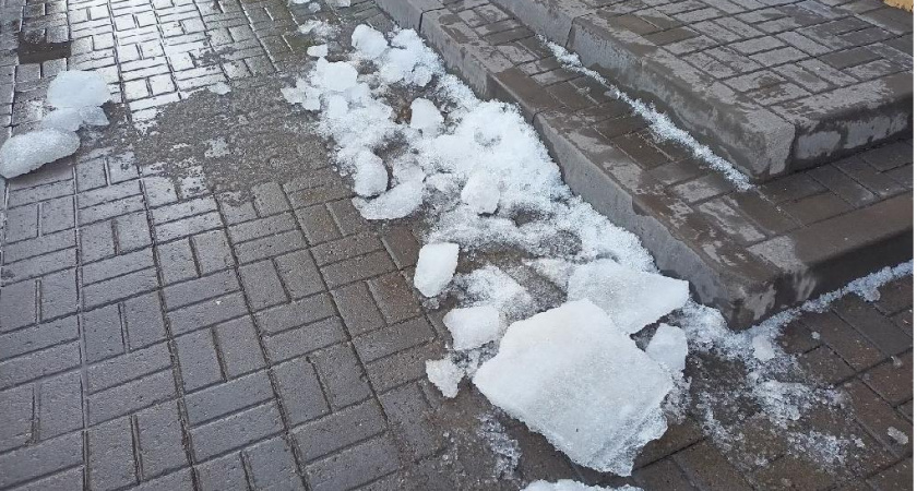 Кировскую УК оштрафовали на 125 тысяч рублей из-за падения глыбы льда на женщину