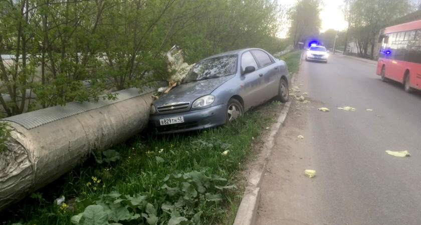 Легковой автомобиль повредил трубопровод на улице Сормовской в Кирове