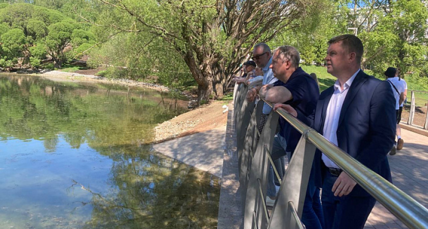 Нижний пруд в парке имени Кирова начали заполнять водой