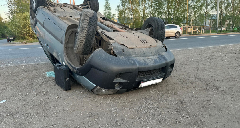 В Кирове корейский кроссовер оказался на крыше после столкновения с "восьмеркой"