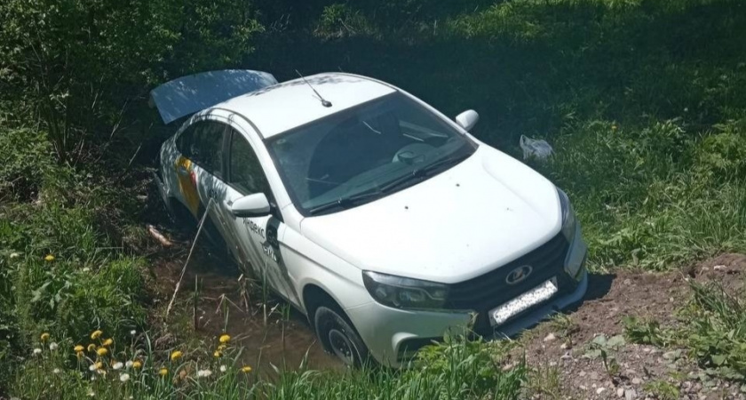 На трассе под Кировом два пассажира такси получили травмы, вылетев в кювет