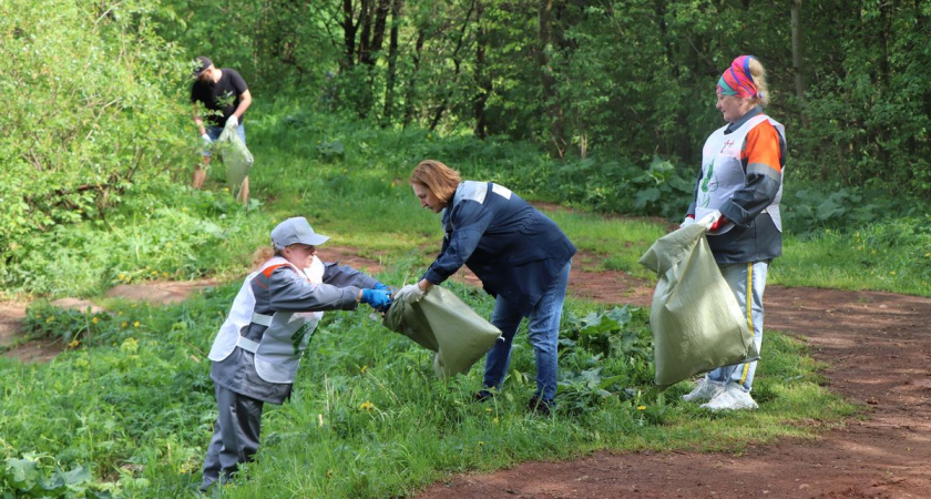 Сотрудники "Т Плюс" очистили от мусора прибрежную зону пруда в Заборье