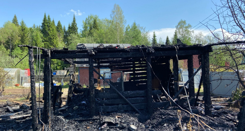 В Кирове из-за неисправного чайника загорелись два дома и внедорожник
