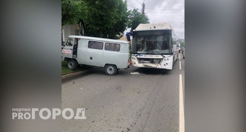 Массовое ДТП в Кирове: автобус протаранил "буханку" медслужбы и учебное авто