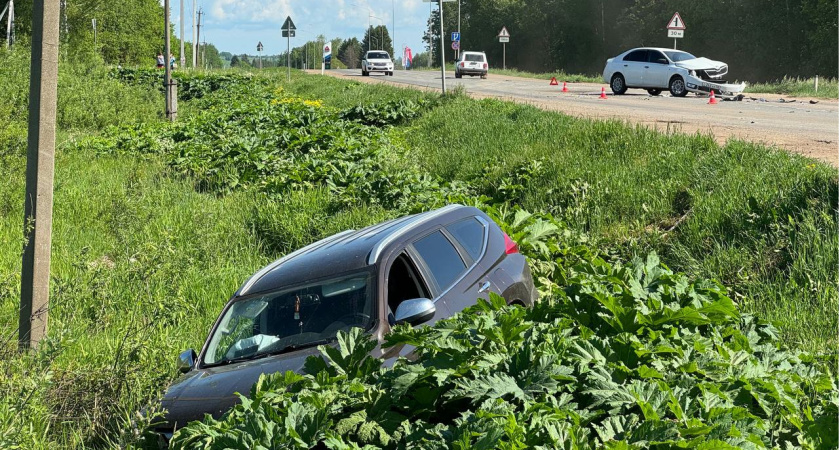В Котельничском районе Škoda столкнулась с внедорожником: есть пострадавшие