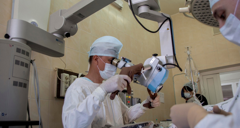 Кировские хирурги выполнили сложнейшую операцию, чтобы восстановить мужчине слух