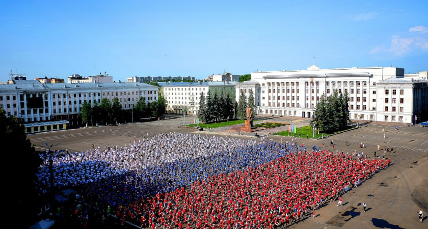 В Кирове в массовой зарядке приняли участие 4 тысячи человек, а в торжественном шествии – 15 тысяч